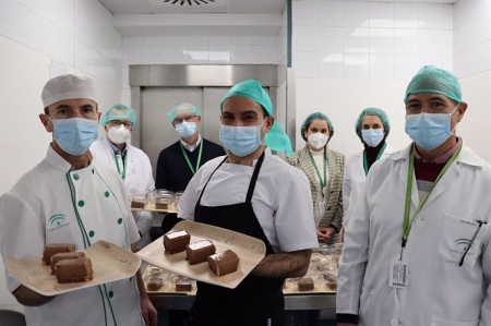 El jefe de cocina del Hospital Virgen de las Nieves, Fernando González, muestra sus postres (JUNTA DE ANDALUCÍA) El jefe de cocina del Hospital Virgen de las Nieves, Fernando González, muestra sus postres (JUNTA DE ANDALUCÍA)