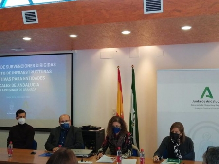 La delegada de Educación y Deporte de la Junta en Granada, Ana Berrocal, presenta las subvenciones concedidas para el fomento de infraestructuras deportivas (JUNTA DE ANDALUCÍA) 