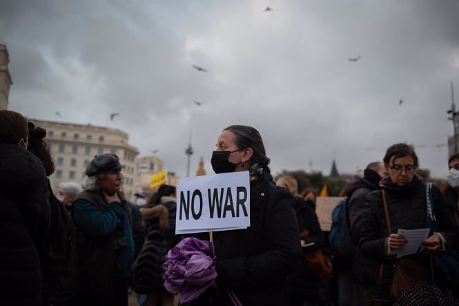Una persona sostiene una pancarta durante una concentración para reclamar el alto al fuego  (DAVID ZORRAKINO / EUROPA PRESS)