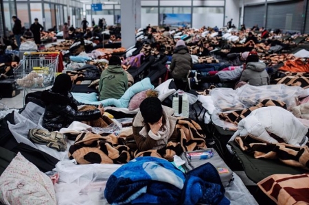 Varias personas descansan en un centro comercial destinado a la acogida temporal de los refugiados (ALEJANDRO MARTÍNEZ VÉLEZ / EUROPA PRESS) Varias personas descansan en un centro comercial destinado a la acogida temporal de los refugiados (ALEJANDRO MARTÍNEZ VÉLEZ / EUROPA PRESS)