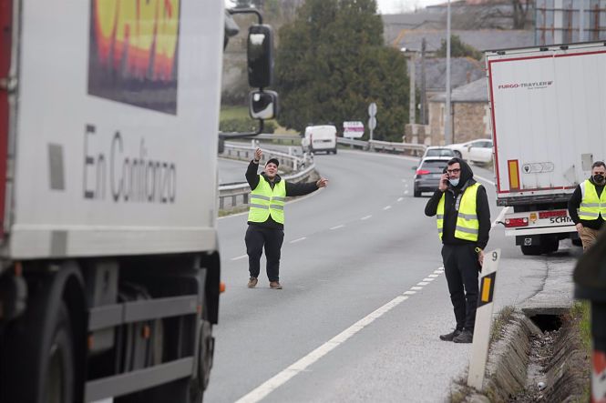 Dos piquetes informan a los transportistas de la huelga en una imagen de ARCHIVO (CARLOS CASTRO - EUROPA PRESS ) 