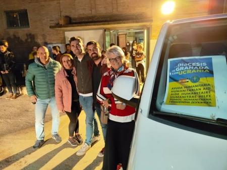 Salida de coches en dirección de Polonia para recoger refugiados y entregar ayuda humanitaria (ARZOBISPADO DE GRANADA)