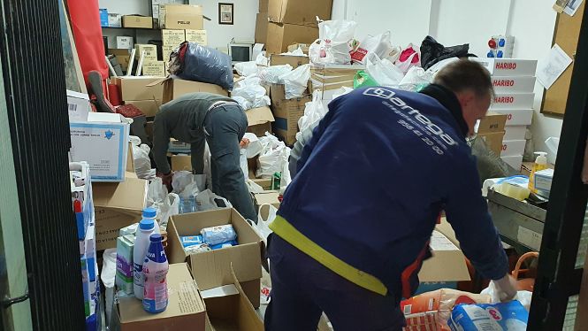 Los operarios del Ayuntamiento de Huétor Tájar cargan el material y alimentos (AYTO. HUÉTOR TÁJAR) 