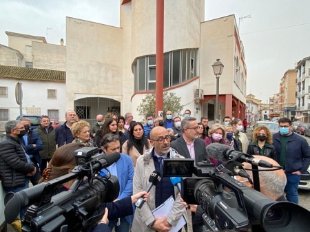 El alcalde Albolote, Salustiano Ureña, atiende a los medios (PP)