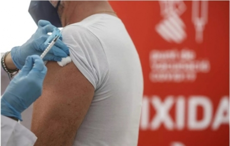 Una sanitaria vacuna a un hombre con la tercera dosis de la vacuna de Moderna (ROBER SOLSONA / EUROPA PRESS) Una sanitaria vacuna a un hombre con la tercera dosis de la vacuna de Moderna (ROBER SOLSONA / EUROPA PRESS)