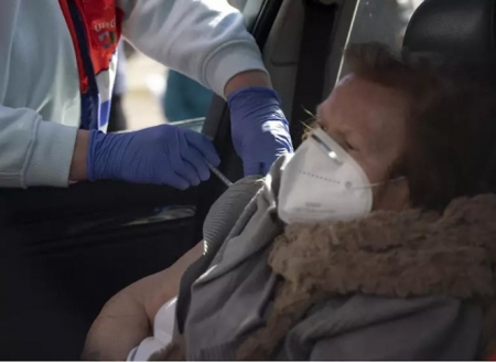Una persona mayor recibe su dosis de la vacuna (MARÍA JOSÉ LÓPEZ - EUROPA PRESS) Una persona mayor recibe su dosis de la vacuna (MARÍA JOSÉ LÓPEZ - EUROPA PRESS)