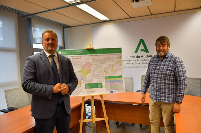 El delegado territorial de Desarrollo Sostenible de la Junta en Granada, Manuel Francisco García, a la izquierda en la imagen (JUNTA)