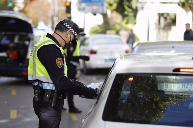 Agente de la Policía Local de Granada en imagen de archivo (ÁLEX CÁMARA - EUROPA PRESS) 