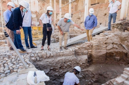 La directora del Patronato de la Alhambra y Generalife, Rocío Díaz, en imagen de archivo en una visita a las obras del Maristán en Granada (JUNTA DE ANDALUCÍA) La directora del Patronato de la Alhambra y Generalife, Rocío Díaz, en imagen de archivo en una visita a las obras del Maristán en Granada (JUNTA DE ANDALUCÍA)