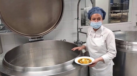 La cocinera del Virgen de las Nieves muestra el potaje de vigilia propio de estas fechas (HOSPITAL VIRGEN DE LAS NIEVES) La cocinera del Virgen de las Nieves muestra el potaje de vigilia propio de estas fechas (HOSPITAL VIRGEN DE LAS NIEVES)