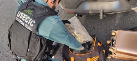Agente de la Guardia Civil con la marihuana incautada (GUARDIA CIVIL) Agente de la Guardia Civil con la marihuana incautada (GUARDIA CIVIL)