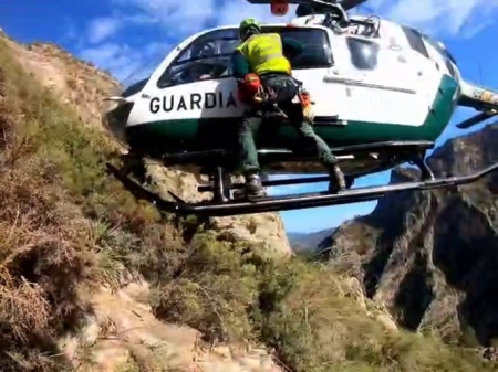 Rescate de un parapentista en la zona de La Cabra (GUARDIA CIVIL) Rescate de un parapentista en la zona de La Cabra (GUARDIA CIVIL)
