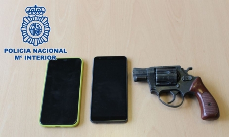 Revólver y móviles intervenidos (POLICIA NACIONAL) Revólver y móviles intervenidos (POLICIA NACIONAL)