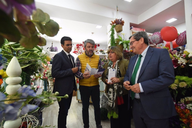 Visita de Ayuntamiento y Diputación de Granada a la Chana (DIPUTACIÓN)