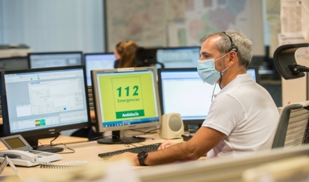 Un trabajador del servicio de Emergencias 112 Andalucía (JUNTA DE ANDALUCÍA) Un trabajador del servicio de Emergencias 112 Andalucía (JUNTA DE ANDALUCÍA)