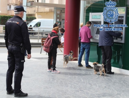Un policía Nacional vigila un cajero (POLICIA NACIONAL) Un policía Nacional vigila un cajero (POLICIA NACIONAL)