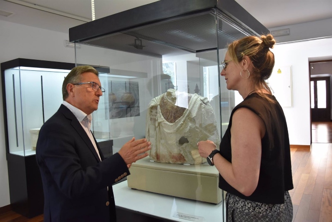 Manuel Gavilán y María Carmen González, en el Museo Arqueológico de Baza (AYUNTAMIENTO) 