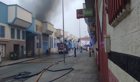 Incendio en un polígono de Ogíjares (112 ANDALUCÍA) Incendio en un polígono de Ogíjares (112 ANDALUCÍA)