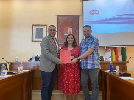 el alcalde, la concejala de Hacienda y el concejal de Urbanismo de Vegas del Genil presentan los presupuestos municipales (AYTO. VEGAS DEL GENIL) el alcalde, la concejala de Hacienda y el concejal de Urbanismo de Vegas del Genil presentan los presupuestos municipales (AYTO. VEGAS DEL GENIL)