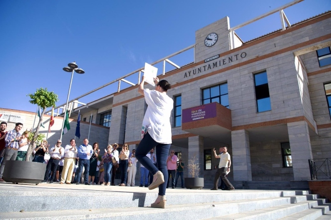Macarena Olona, ante el Ayuntamiento de Salobreña, este martes (VOX)