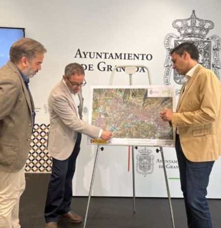 El alcalde de Granada, Francisco Cuenca, y los concejales de Urbanismo y Obra Pública, Miguel Ángel Fernández Madrid, y de Medio Ambiente, Jacobo Calvo (AYUNTAMIENTO DE GRANADA) El alcalde de Granada, Francisco Cuenca, y los concejales de Urbanismo y Obra Pública, Miguel Ángel Fernández Madrid, y de Medio Ambiente, Jacobo Calvo (AYUNTAMIENTO DE GRANADA)