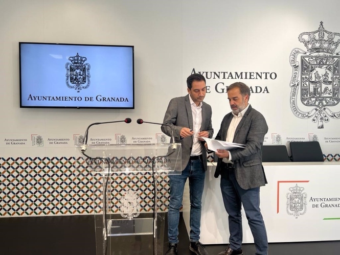 El concejal de Turismo de Granada, Eduardo Castillo, y el portavoz del equipo de gobierno local de Granada, Jacobo Calvo, en rueda de prensa (AYUNTAMIENTO DE GRANADA) 