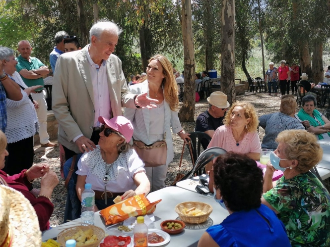 Manuel Montalvo y Concha Insúa, con mayores de la Alpujarra en el Día del Arroz (CS) 