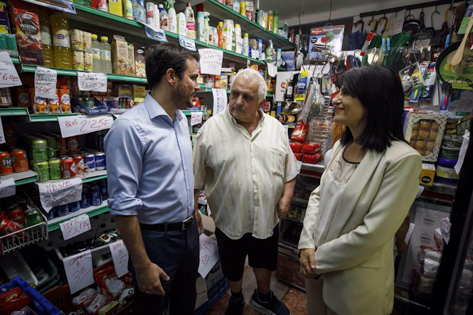 El ministro de Consumo, Alberto Garzón, durante un encuentro con representantes de las distintas organizaciones sociales y vecinales que componen la Mesa ciudadana del Distrito Norte de Granada por la luz (ÁLEX CÁMARA/ EUROPA PRESS)