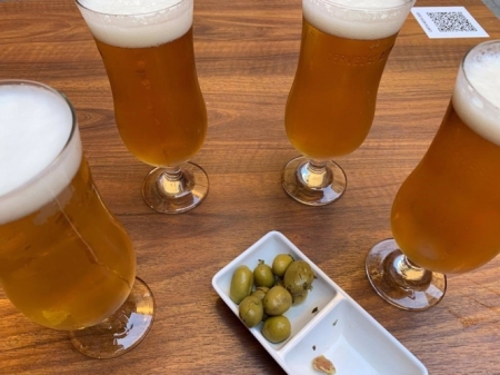 Cervezas y aceitunas en una imagen de archivo. (EUROPA PRESS) Cervezas y aceitunas en una imagen de archivo. (EUROPA PRESS)