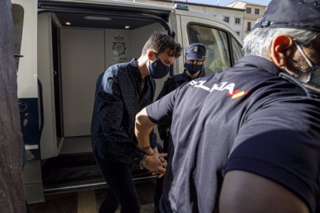 El legionario acusado de asesinar a su expareja en Zadin siendo trasladado por la Guardia Civil a la Audiencia (ÁLEX CÁMARA / EUROPA PRESS)