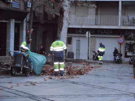 Operarios de Inagra retirando hojas de las plazas de Granada, en imagen de archivo (EUROPA PRESS/INAGRA) Operarios de Inagra retirando hojas de las plazas de Granada, en imagen de archivo (EUROPA PRESS/INAGRA)