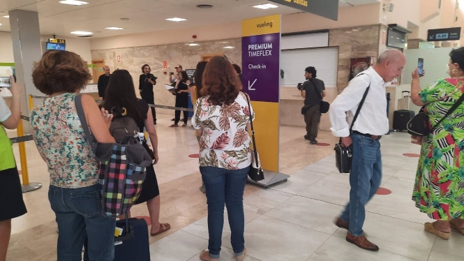 Pasajeros presencian el concierto coral en el aeropuerto (AENA) 