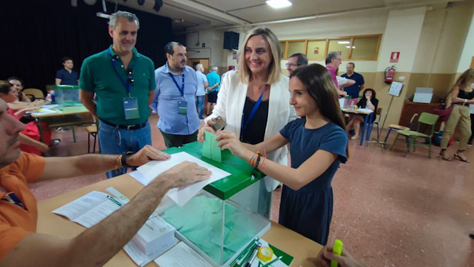 La consejera de Fomento y cabeza de lista del PP por la provincia de Granada, Marifrán Carazo, ejerciendo su derecho al voto (PP GRANADA)