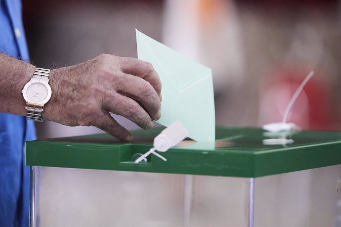 Detalle de la mano de un señor que está ejerciendo su derecho al voto (JOAQUÍN CORCHERO / EUROPA PRESS) 