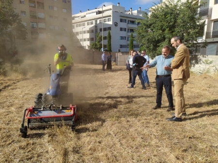 Tareas de desbroce en Granada (JAVIER ALGARRA / AYUNTAMIENTO) Tareas de desbroce en Granada (JAVIER ALGARRA / AYUNTAMIENTO)