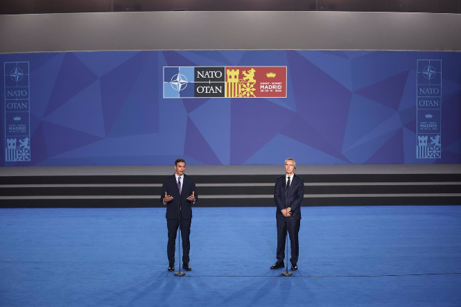 El presidente del Gobierno, Pedro Sánchez (i) y el secretario general de la OTAN, Jeans Stoltenberg (d) (EUROPA PRESS /E. PARRA/POOL) 