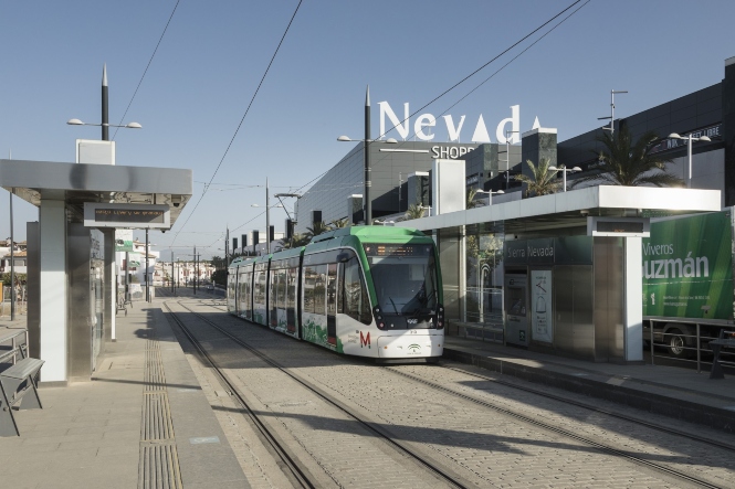 El Metro en la parada del Centro Comercial Nevada (JUNTA)
