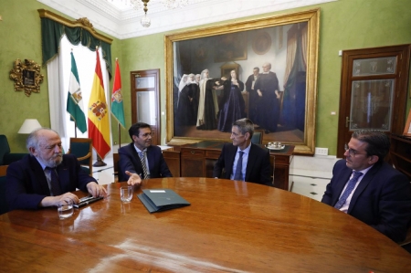 El presidente de la Fundación Bancaria Unicaja visita el Ayuntamiento de Granada (FUNDACIÓN UNICAJA) El presidente de la Fundación Bancaria Unicaja visita el Ayuntamiento de Granada (FUNDACIÓN UNICAJA)