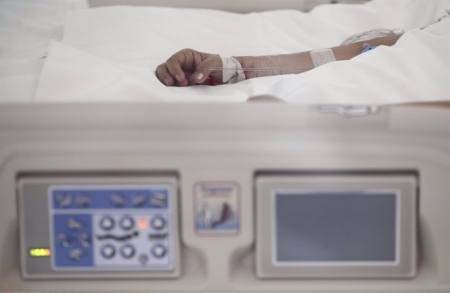 Mano de un enfermo con vía subcutánea en una cama (EDUARDO PARRA / EUROPA PRESS) Mano de un enfermo con vía subcutánea en una cama (EDUARDO PARRA / EUROPA PRESS)