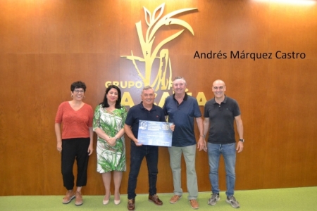 Entrega a uno de los galardonados (FUNDACIÓN MIGUEL GARCÍA SÁNCHEZ) Entrega a uno de los galardonados (FUNDACIÓN MIGUEL GARCÍA SÁNCHEZ)
