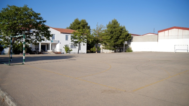 Imagen de la pista polideportiva del colegio Francisco Ayala de Iznalloz (AYTO. IZNALLOZ)