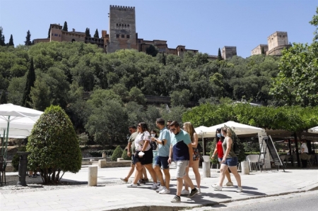 Turistas por las calles de Granada (ÁLEX CÁMARA / EUROPA PRESS) Turistas por las calles de Granada (ÁLEX CÁMARA / EUROPA PRESS)