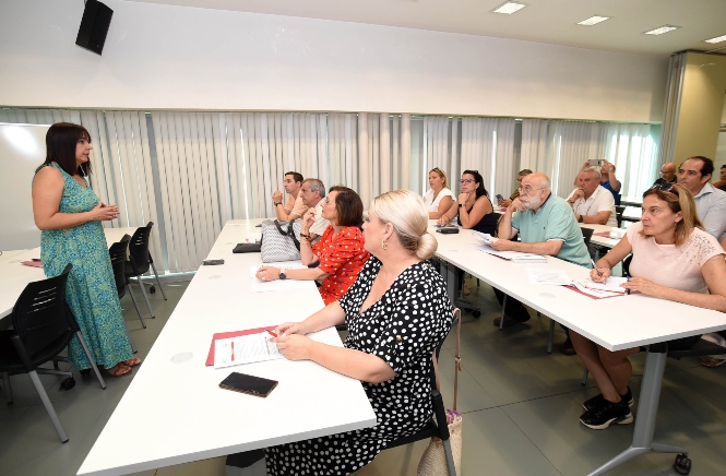 Imagen de la reunión con los representantes municipales (R. MARTÍNEZ / DIPGRA)