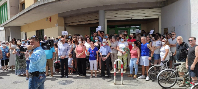 Concentración de vecinos en las puertas del centro de salud de Fuente Vaqueros antes del encierro (AYUNTAMIENTO DE FUENTE VAQUEROS) 