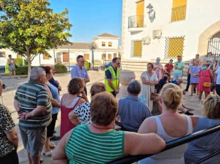 Reunión de Láchar, Aguasvira y vecinos frente al Ayuntamiento lachareño, el pasado domingo (AYUNTAMIENTO) 