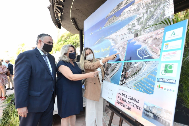 Pablo García, Trinidad Herrera y Marifrán Carazo, en la presentación del proyecto de puerto deportivo de Almuñécar, en imagen de archivo (TWITTER DE MARIFRÁN CARAZO) 