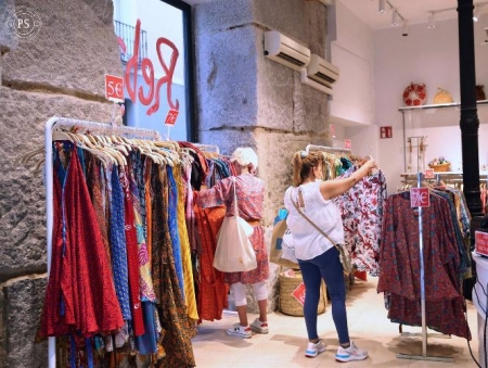 Varias personas observan ropa en un establecimiento en Madrid (ISABEL INFANTES - EUROPA PRESS) Varias personas observan ropa en un establecimiento en Madrid (ISABEL INFANTES - EUROPA PRESS)