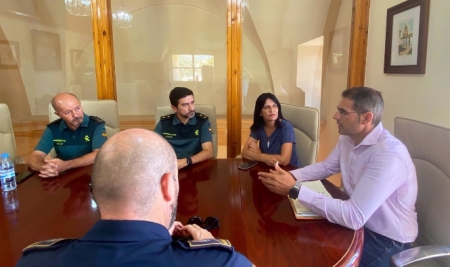 La subdelegada del Gobierno, Inmaculada López Calahorro, se reúne con el alcalde de Íllora, Antonio Salazar, y mandos de la Guardia Civil (SUBDELEGACIÓN) 
