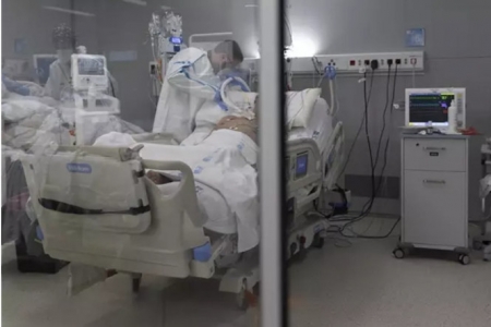 Un sanitario alrededor de un paciente ingresado en la UCI (EDUARDO PARRA / EUROPA PRESS) 