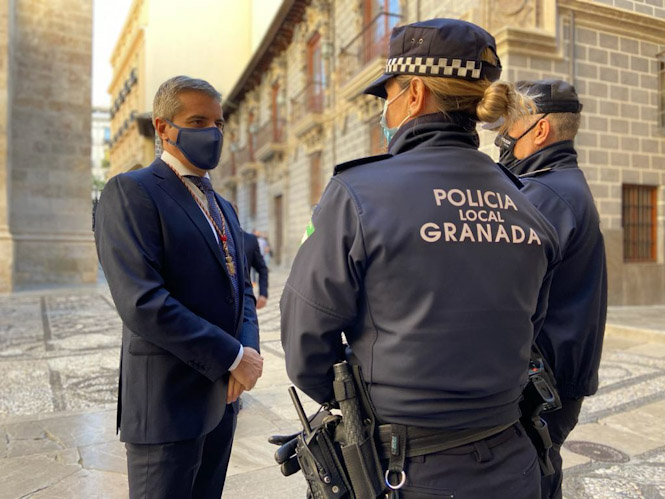 César Díaz con agentes de la Policía Local (PP)